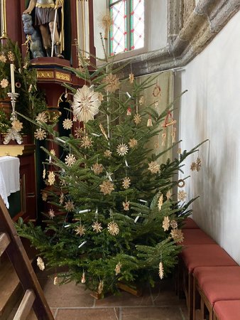 Christbaum schmücken in der Kirche 2020